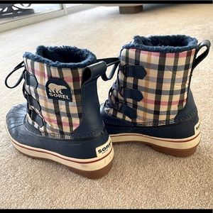 Sorel rain boots. Like new condition.